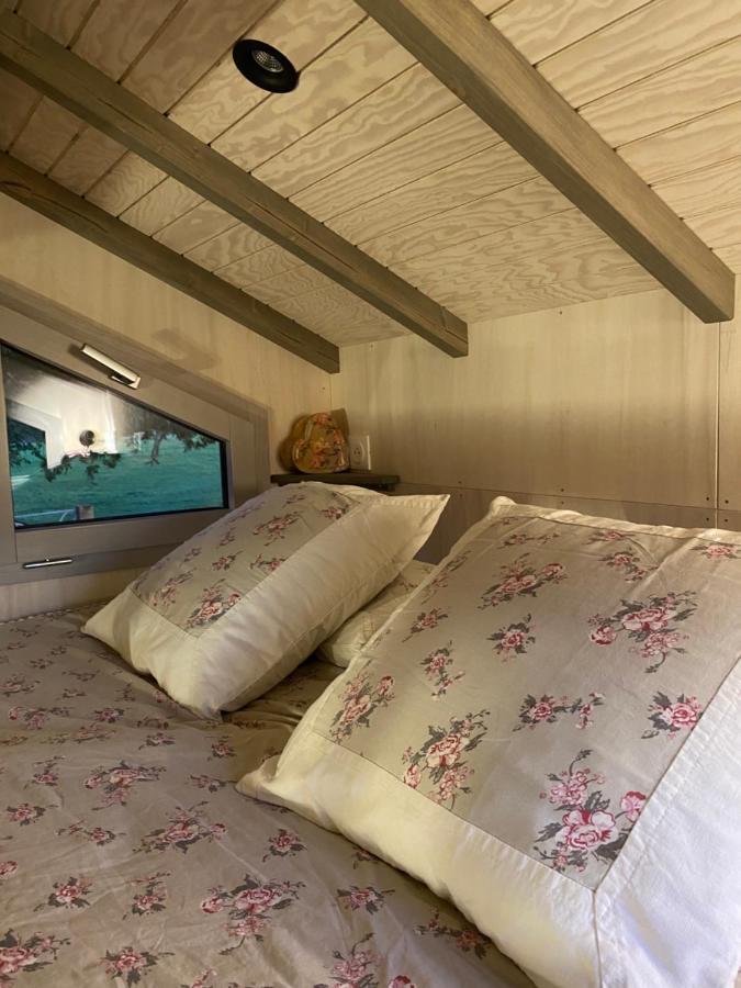 Jolie Tiny House Sous Les Grands Arbres Cholet Exterior foto