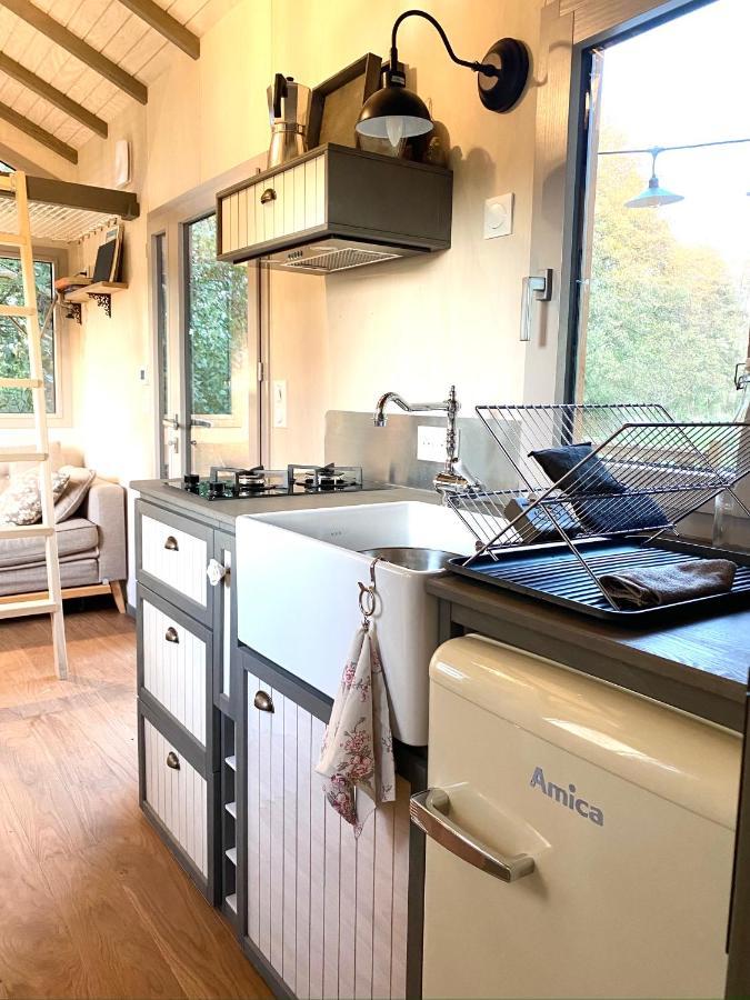 Jolie Tiny House Sous Les Grands Arbres Cholet Exterior foto