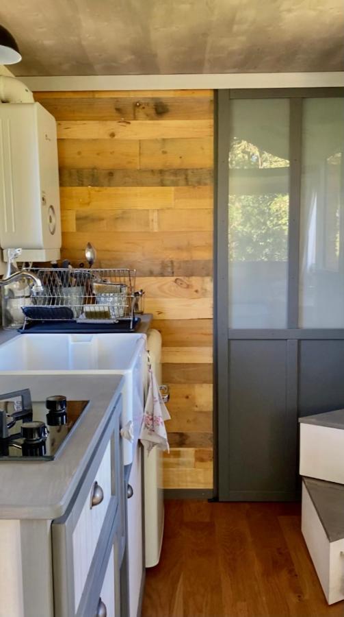 Jolie Tiny House Sous Les Grands Arbres Cholet Exterior foto