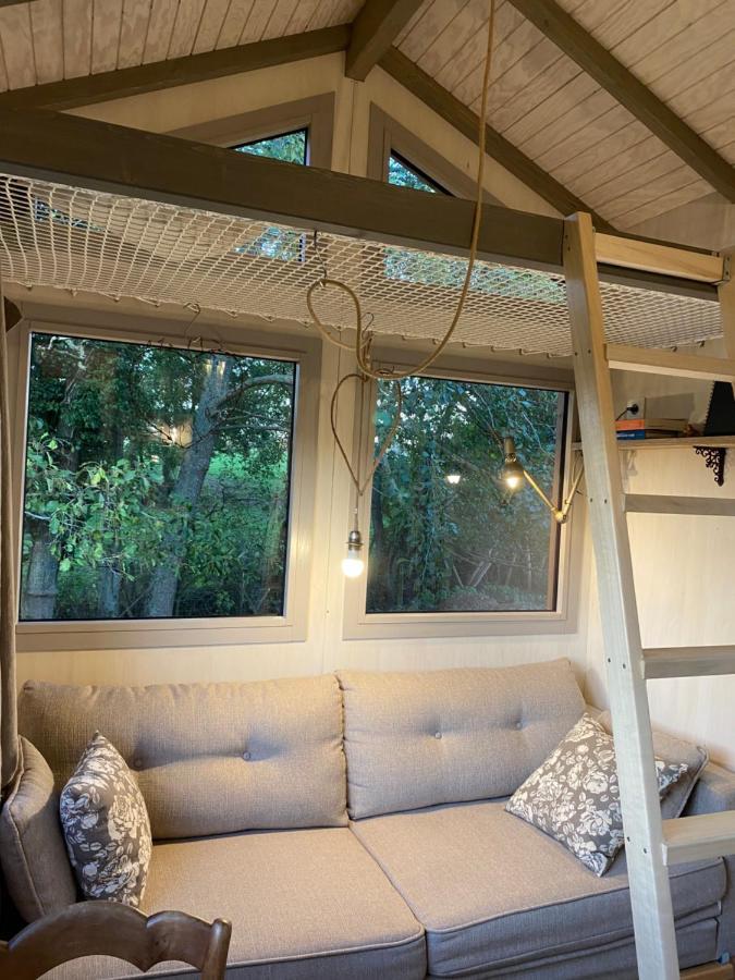 Jolie Tiny House Sous Les Grands Arbres Cholet Exterior foto